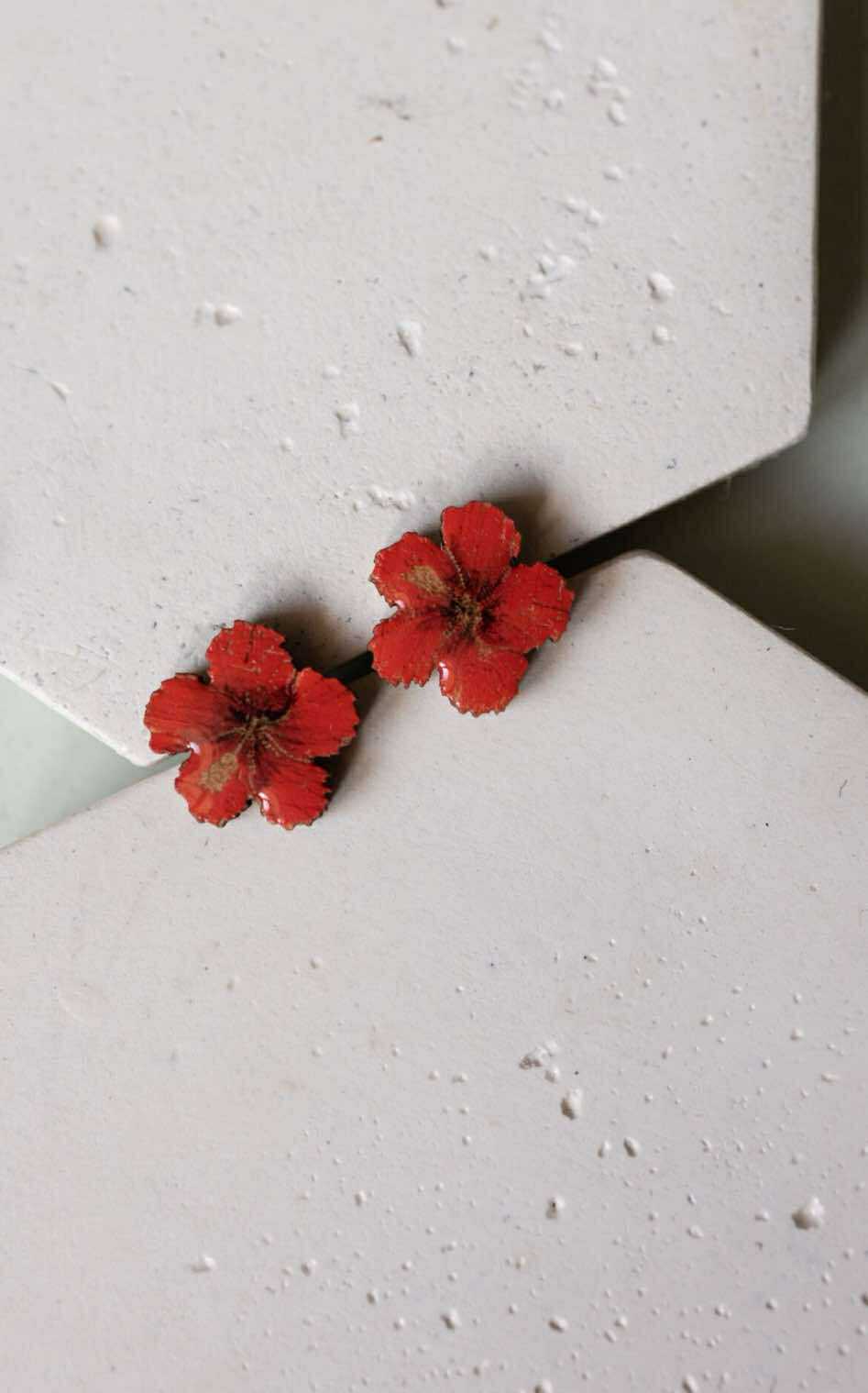 Wooden Stud Red Hisbiscus